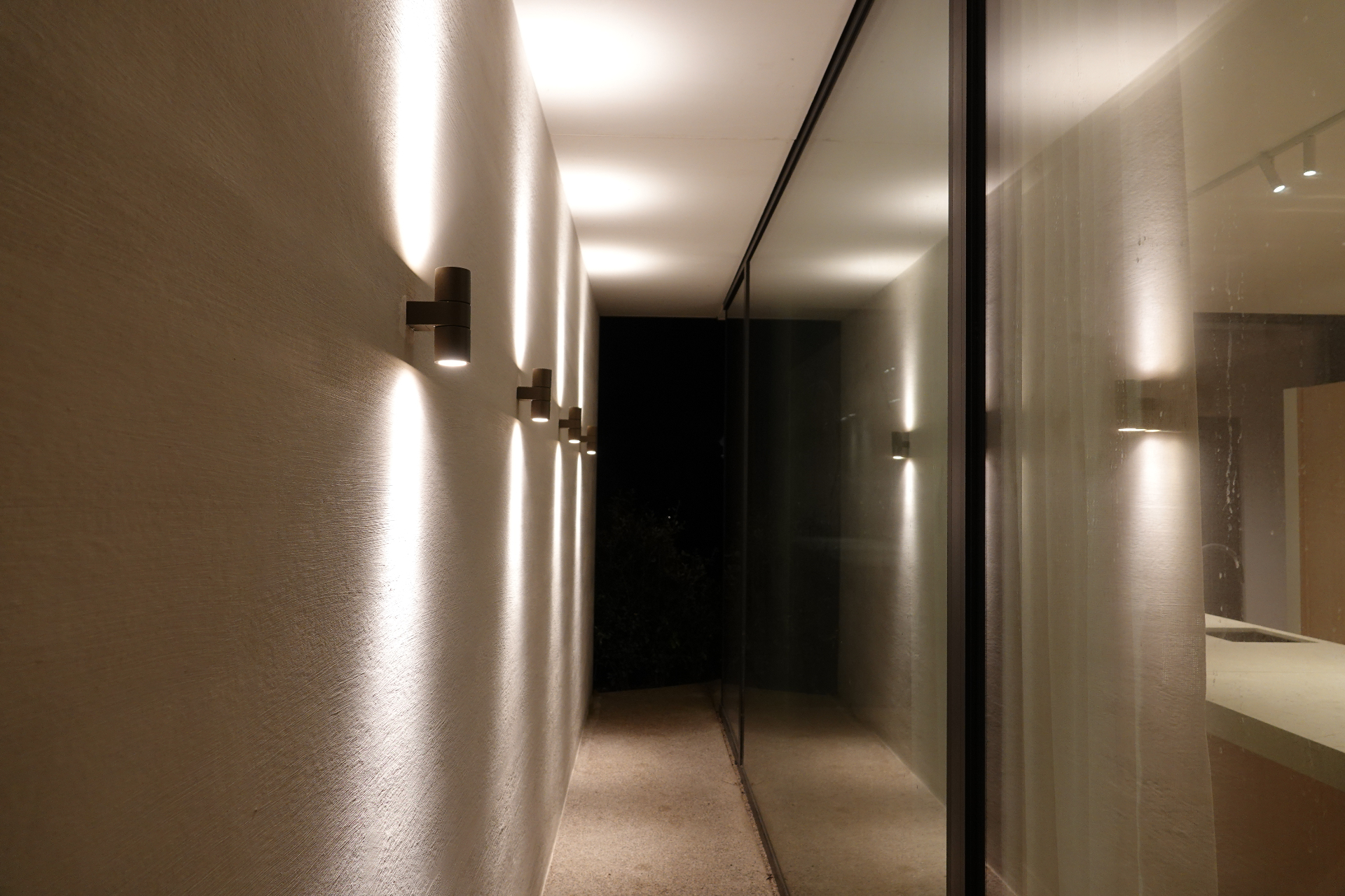 Architecturale wandverlichting in een premium villa, realisatie Lavens Elektriciteit